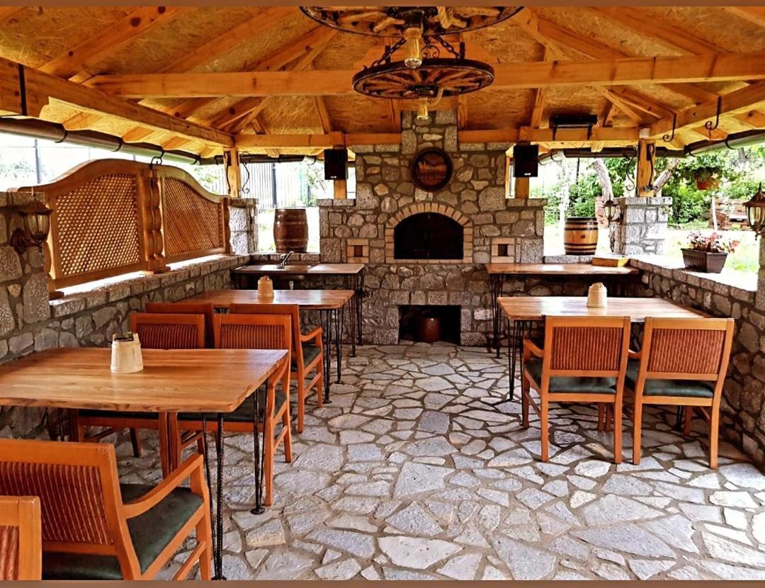 Holiday Bungalows & Food พลาฟ ภายนอก รูปภาพ